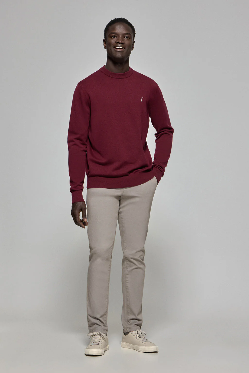 Maroon round-neck knit jumper with Rigby Go embroidered logo - Image 3