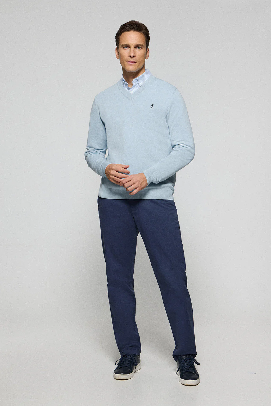 Light-blue V-neck knit jumper with Rigby Go embroidery - Image 3
