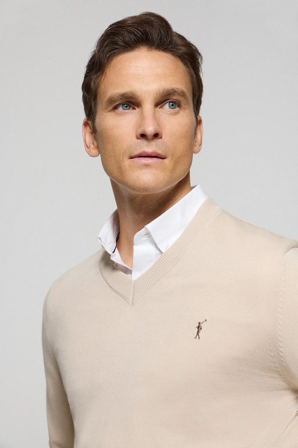 Beige V-neck knit jumper with Rigby Go embroidery - Image 2