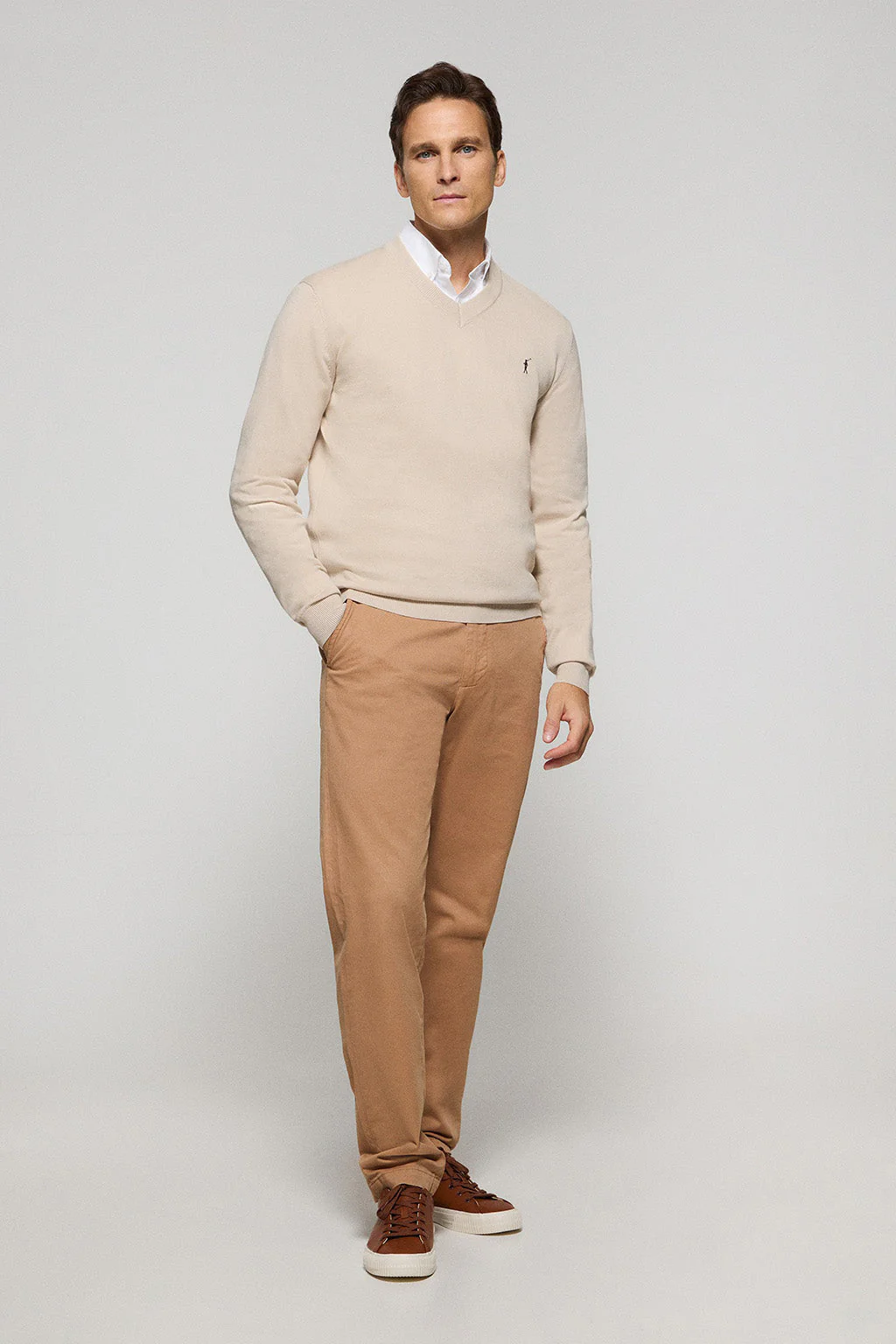 Beige V-neck knit jumper with Rigby Go embroidery - Image 3