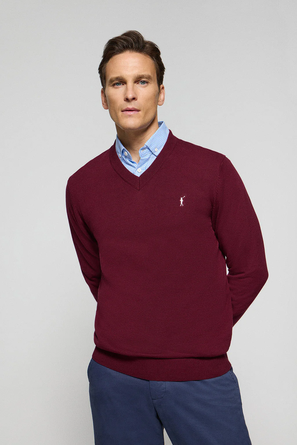 Maroon V-neck knit jumper with Rigby Go embroidery