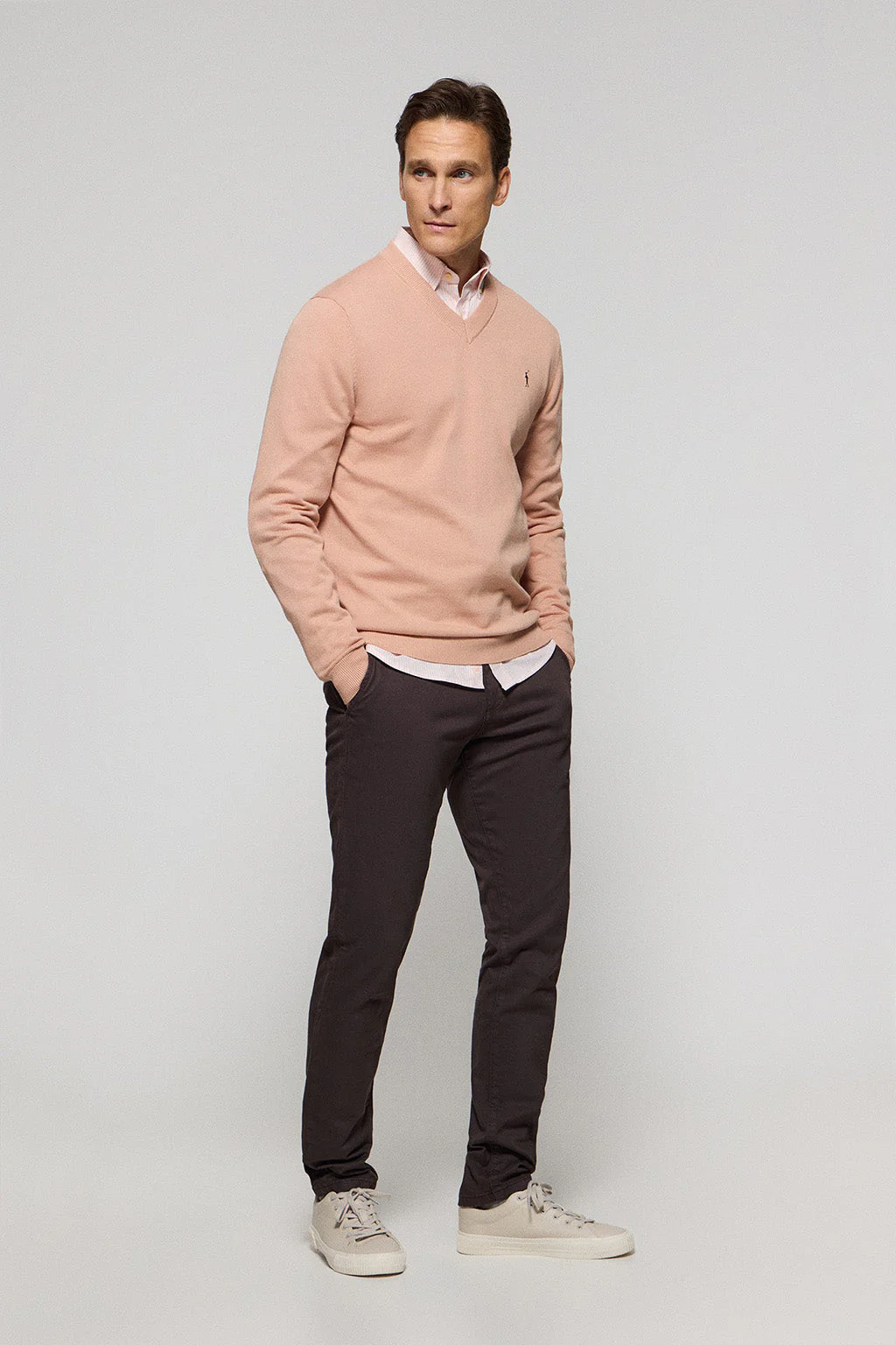 Pale-pink V-neck knit jumper with Rigby Go embroidery - Image 3