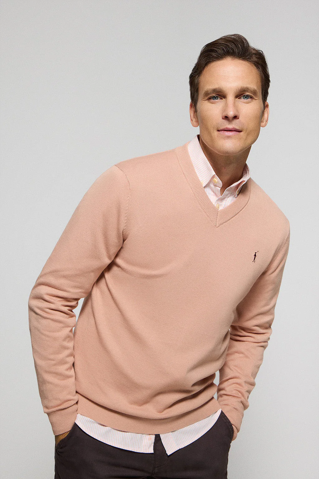 Pale-pink V-neck knit jumper with Rigby Go embroidery - Image 4