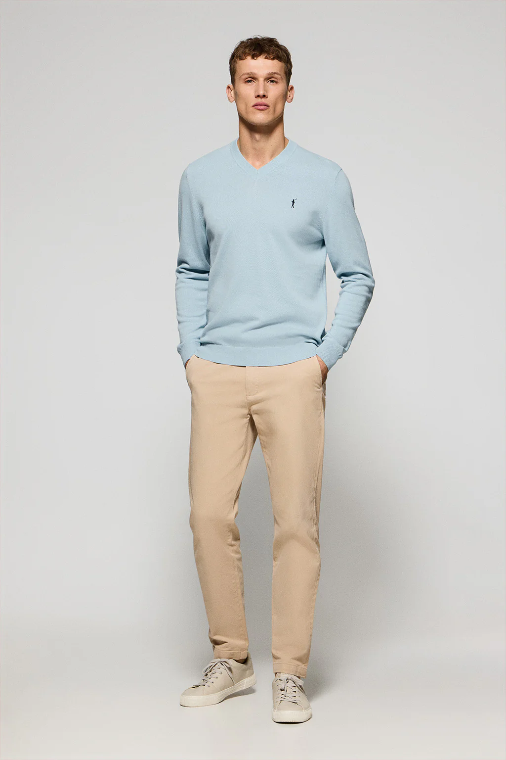 Light-blue V-neck knit jumper with Rigby Go embroidery - Image 4