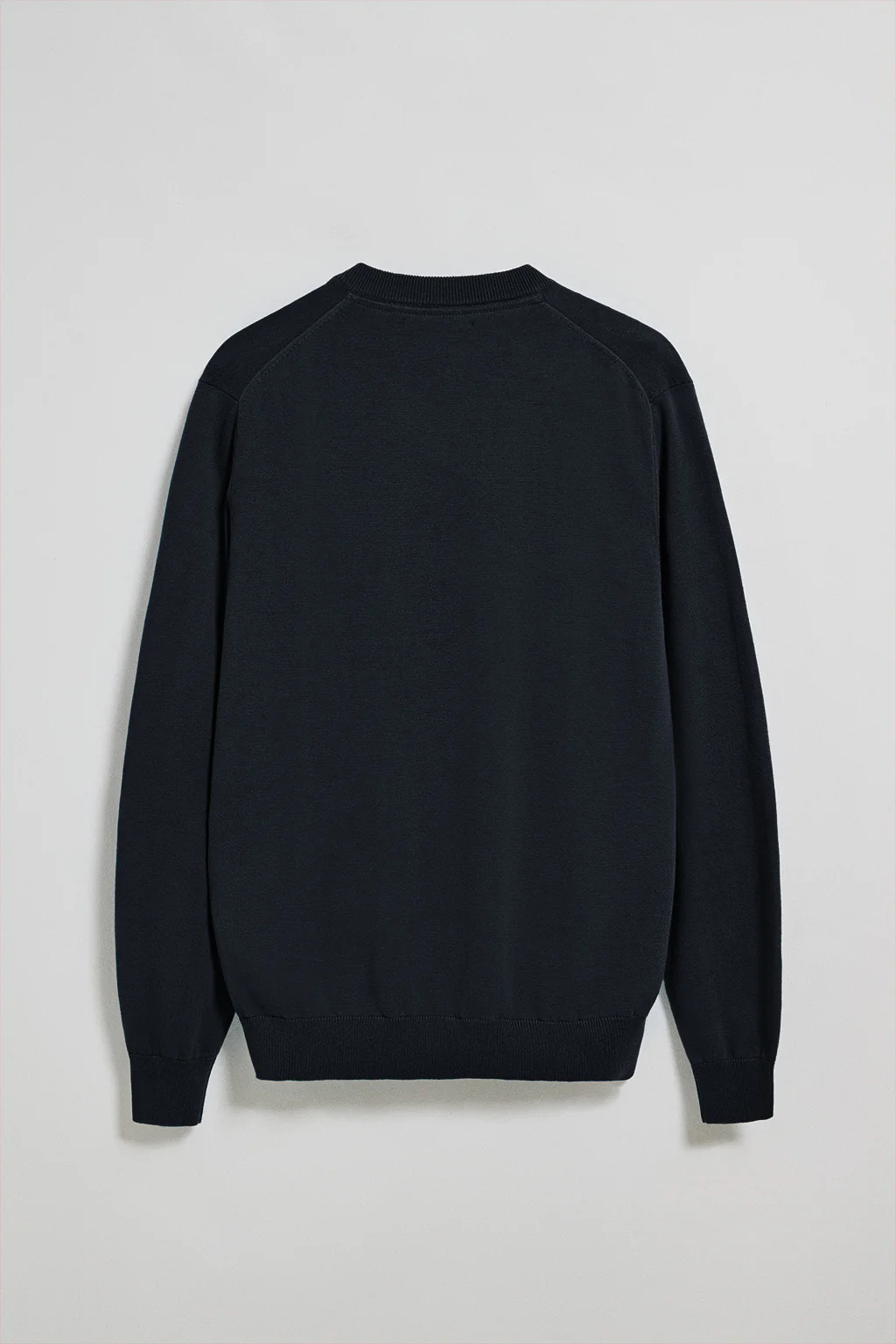 Navy-blue V-neck knit jumper with Rigby Go embroidery - Image 6