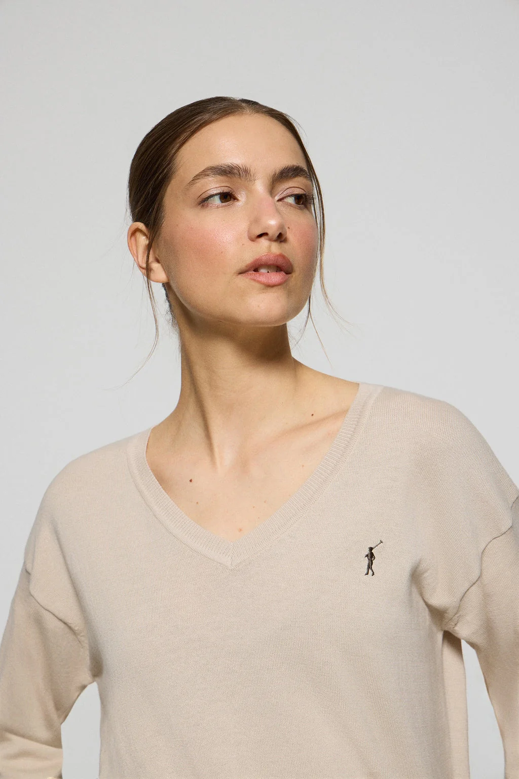 Beige V-neck knit jumper with Rigby Go embroidered logo