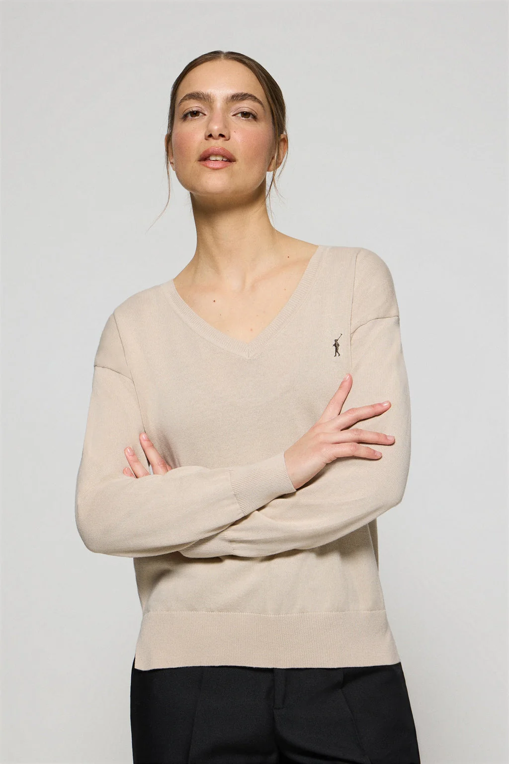 Beige V-neck knit jumper with Rigby Go embroidered logo - Image 2