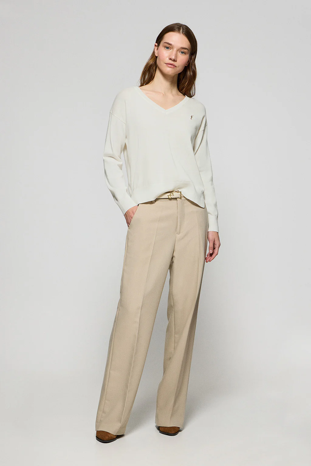 Beige V-neck knit jumper with Rigby Go embroidered logo - Image 4