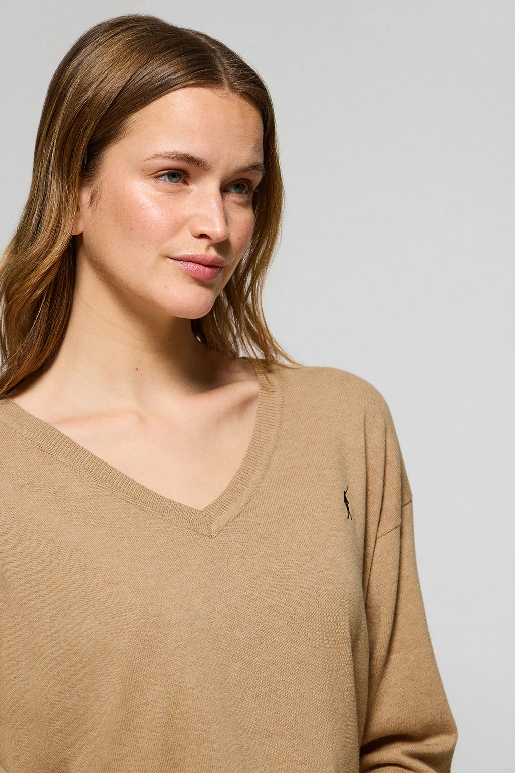Caramel-marl V-neck knit jumper with Rigby Go logo - Image 3