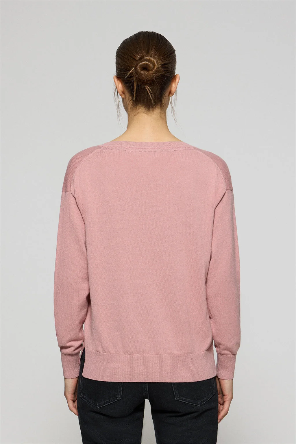 Pink V-neck knit jumper with Rigby Go embroidered logo - Image 5