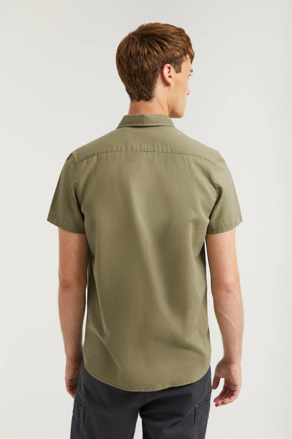 Khaki linen shirt with chest pocket - Image 6
