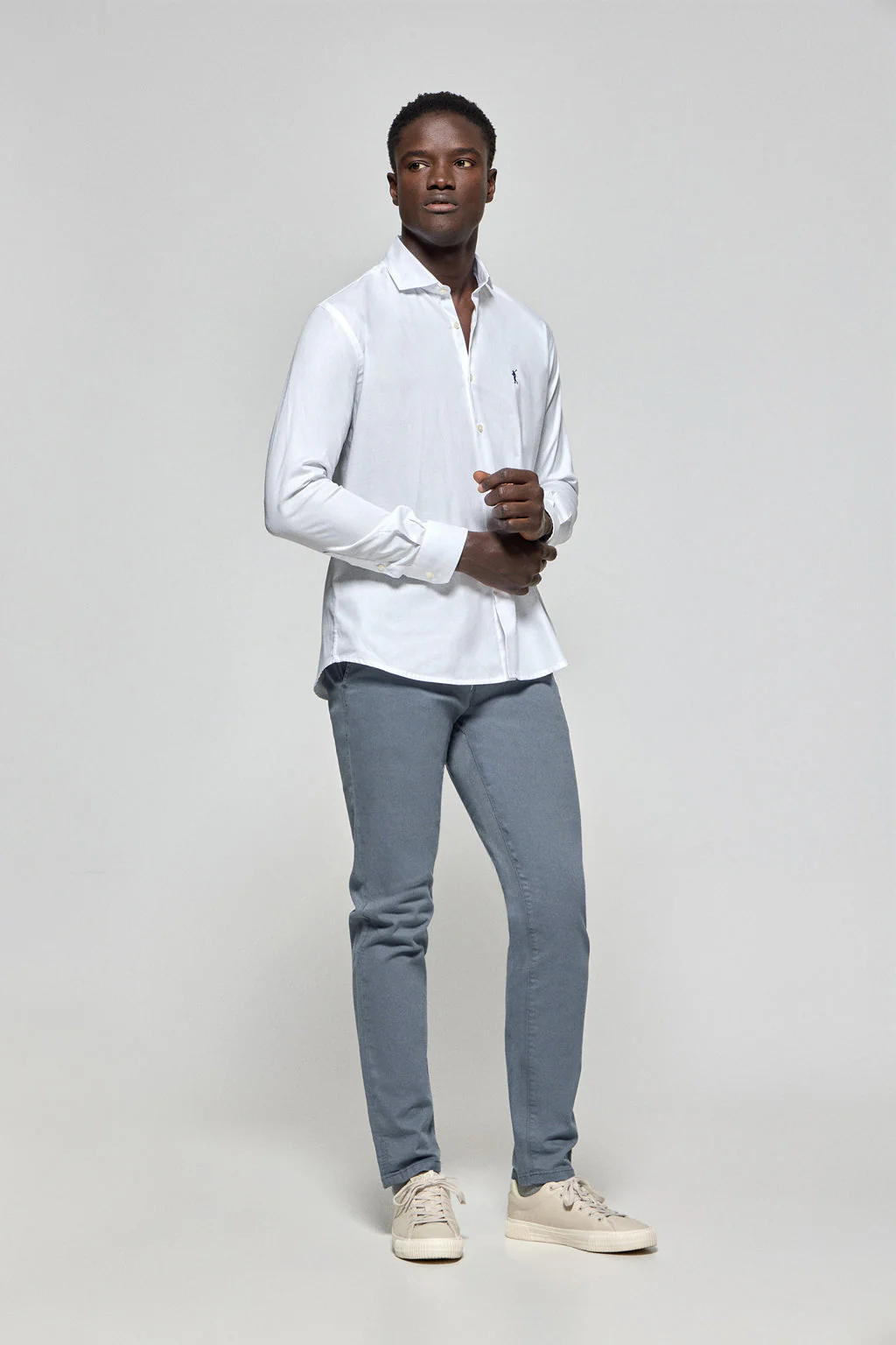 White microstructure shirt Cornell with Rigby Go embroidery - Image 3