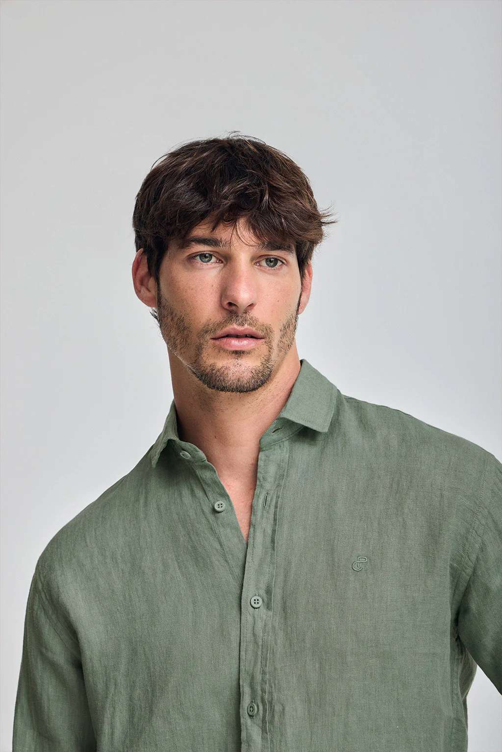 Bottle-green garment-dye linen shirt with embroidered monogram - Image 3