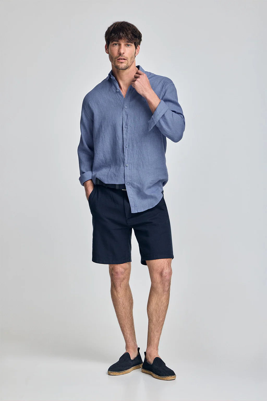 Royal-blue garment-dye linen shirt with embroidered monogram - Image 4