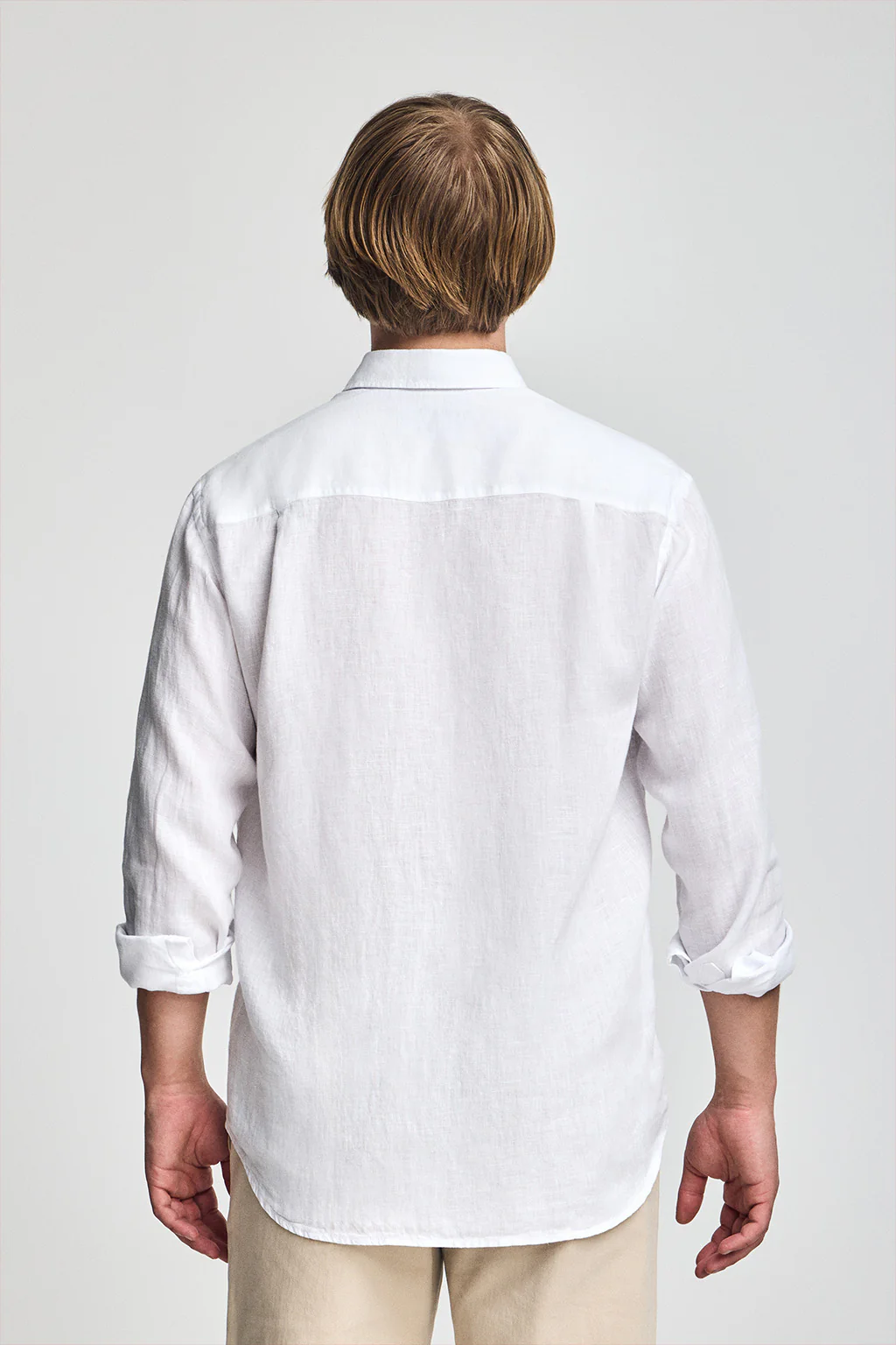 White garment-dye linen shirt with embroidered monogram - Image 2