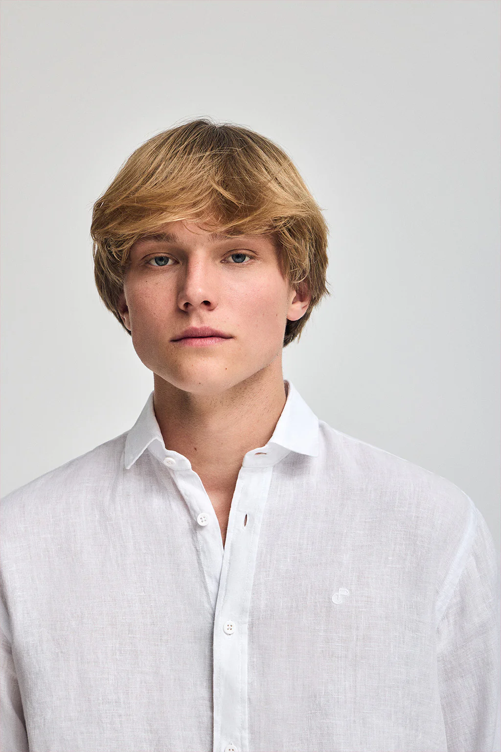 White garment-dye linen shirt with embroidered monogram - Image 3