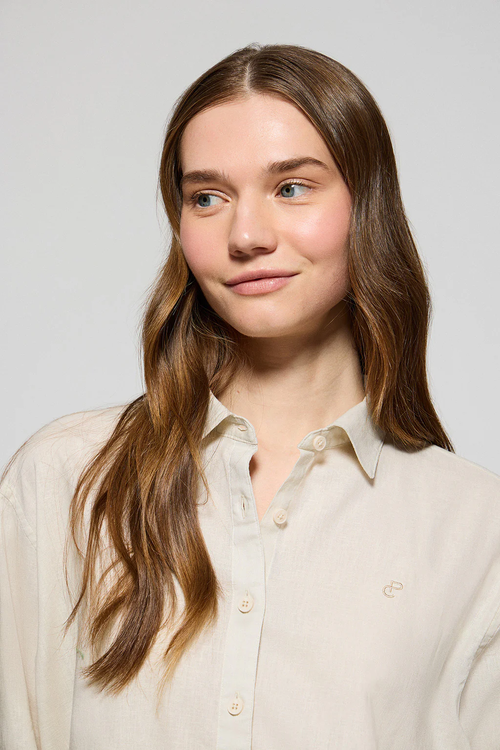Beige loose-fit shirt in linen and cotton with embroidered monogram - Image 3