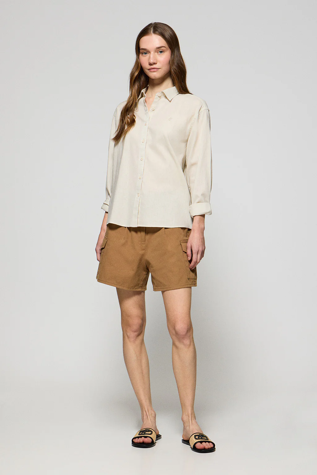 Beige loose-fit shirt in linen and cotton with embroidered monogram - Image 4