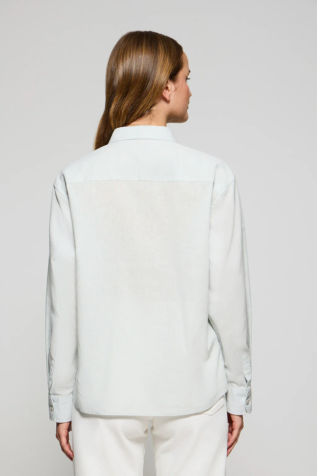 Light-green loose-fit shirt in linen and cotton with embroidered monogram - Image 2
