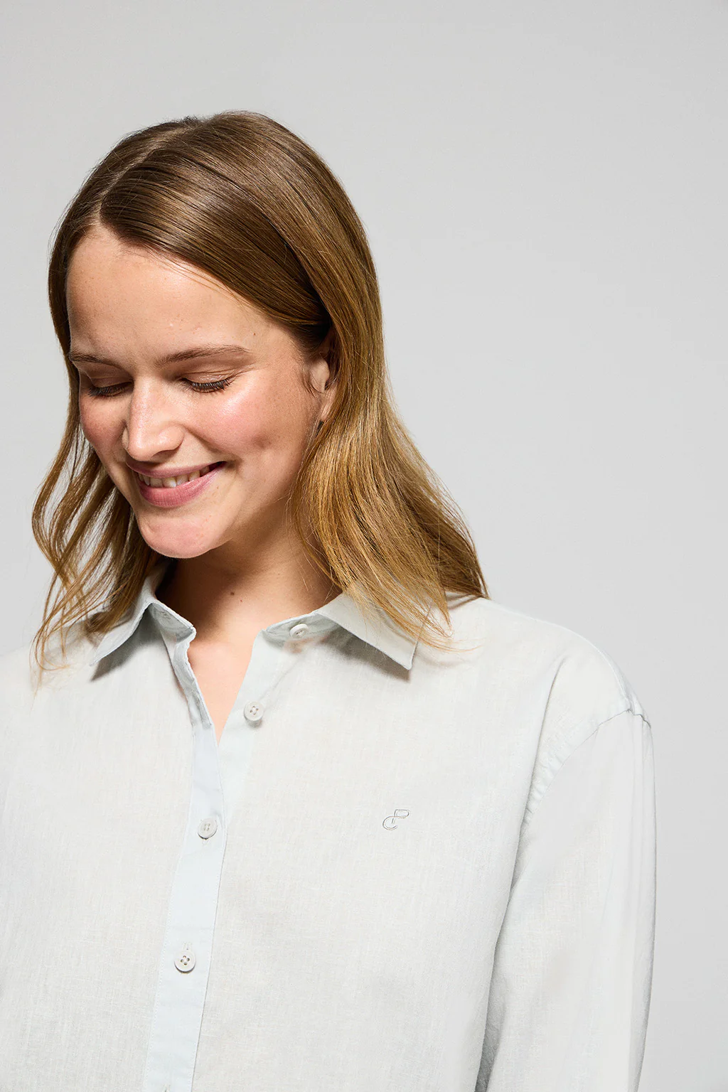 Light-green loose-fit shirt in linen and cotton with embroidered monogram - Image 3