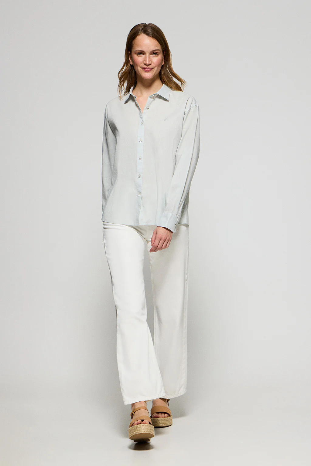 Light-green loose-fit shirt in linen and cotton with embroidered monogram - Image 4