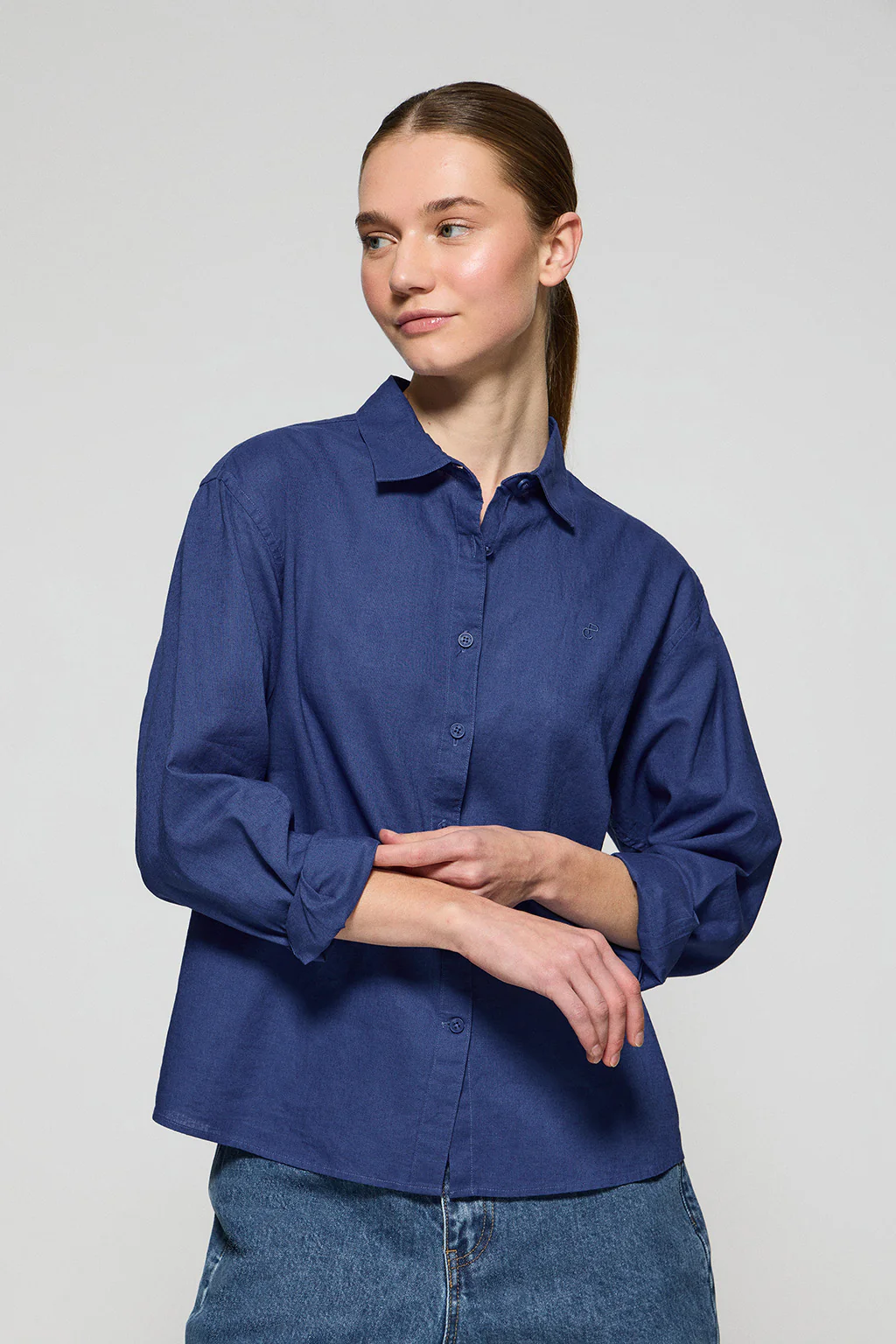 Royal-blue loose-fit shirt in linen and cotton with embroidered monogram