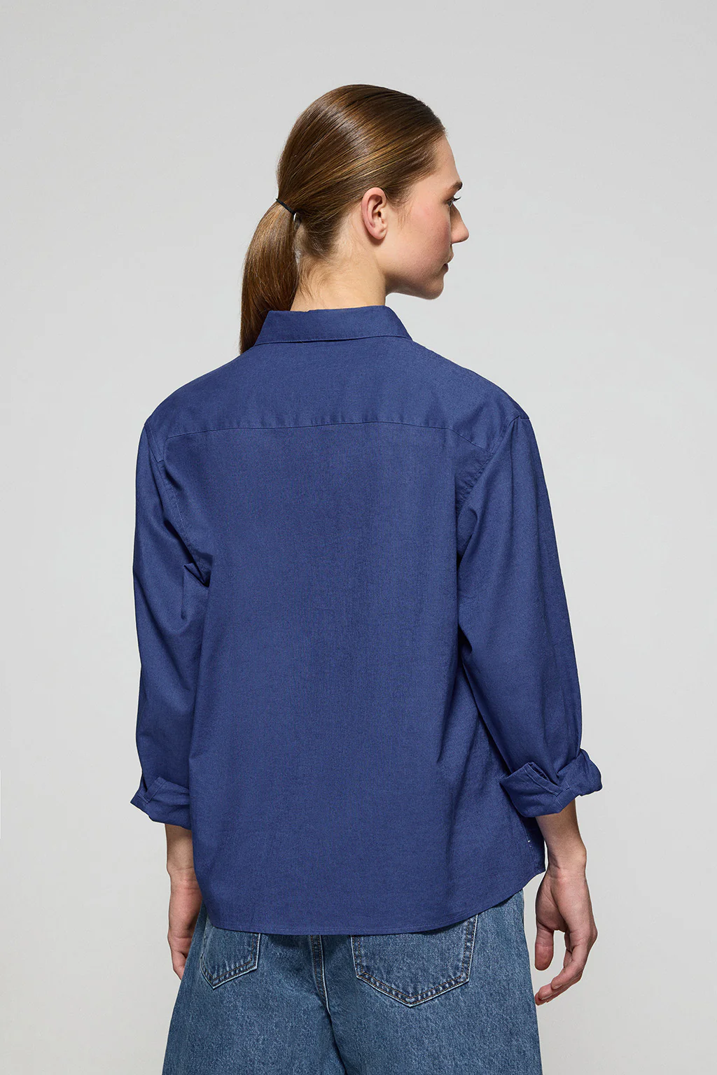 Royal-blue loose-fit shirt in linen and cotton with embroidered monogram - Image 2