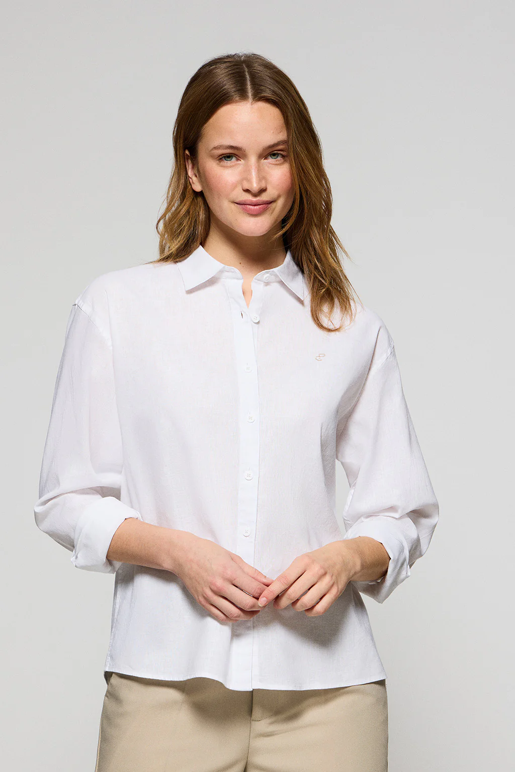 White loose-fit shirt in linen and cotton with embroidered monogram