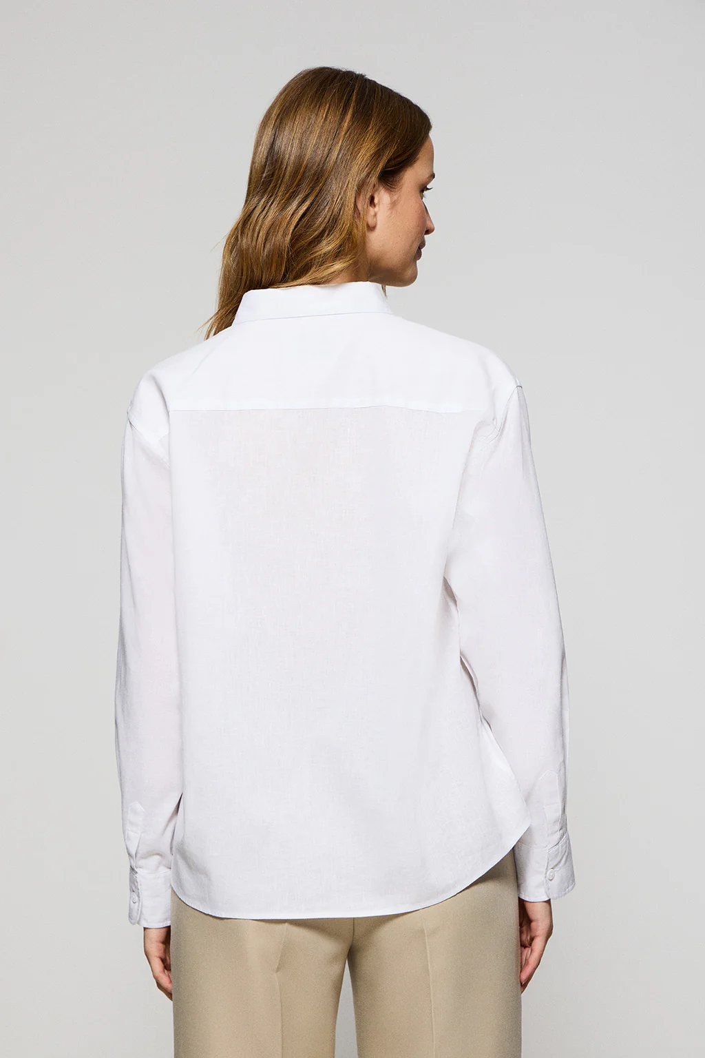 White loose-fit shirt in linen and cotton with embroidered monogram - Image 2