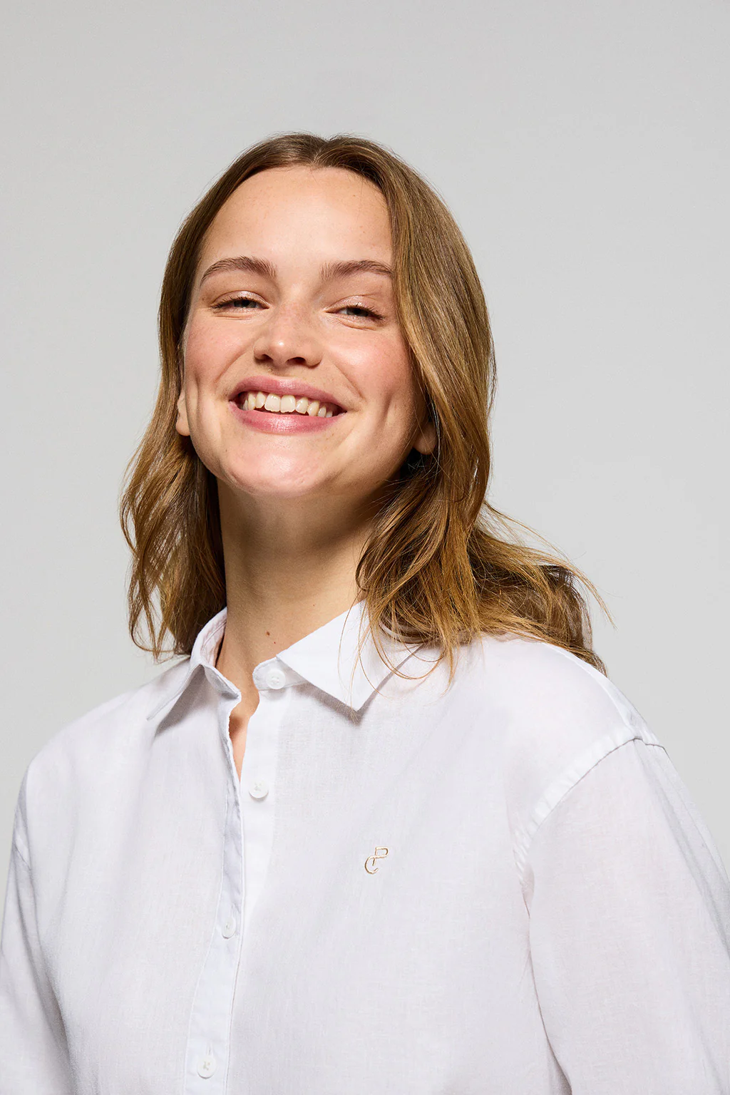 White loose-fit shirt in linen and cotton with embroidered monogram - Image 3