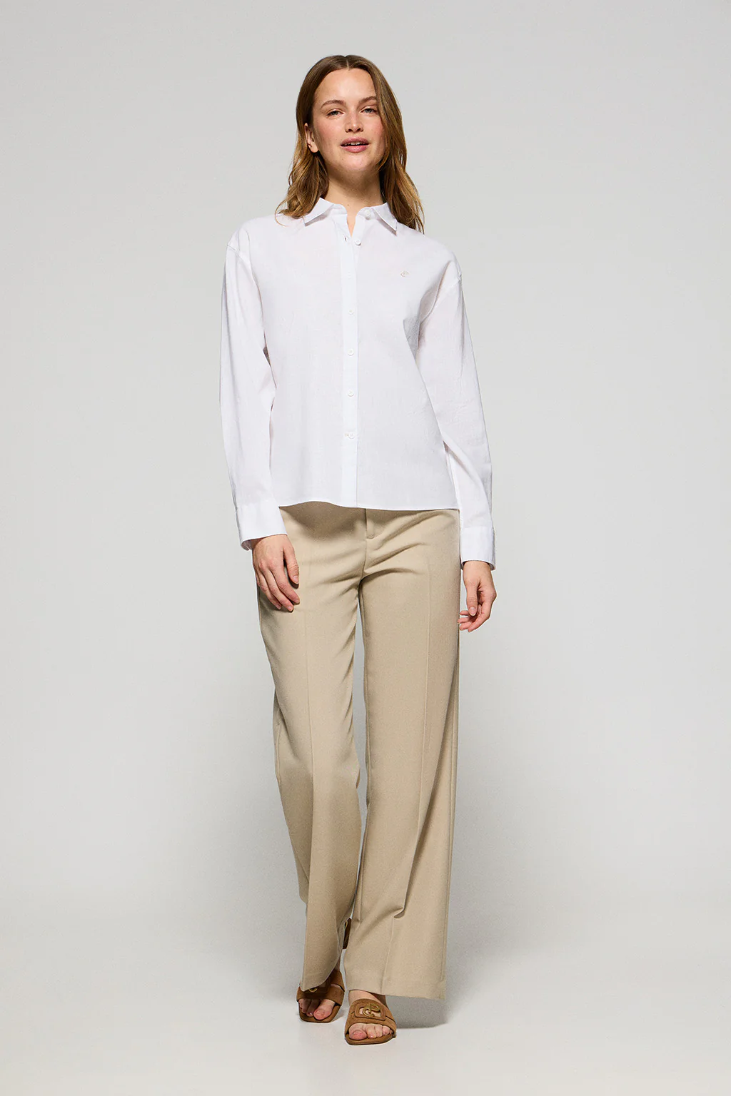 White loose-fit shirt in linen and cotton with embroidered monogram - Image 4