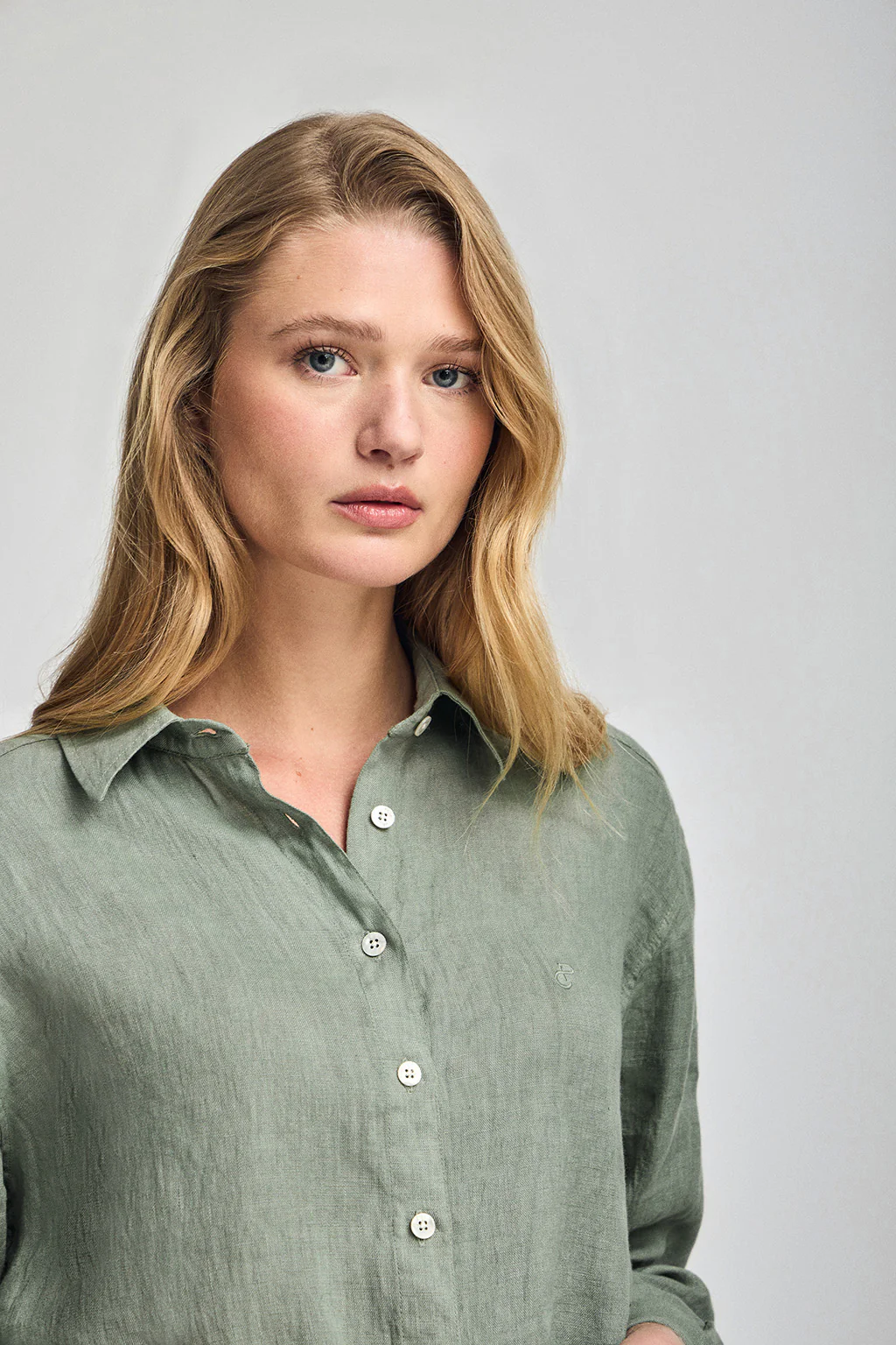 Army-green garment-dye linen shirt with embroidered monogram - Image 3