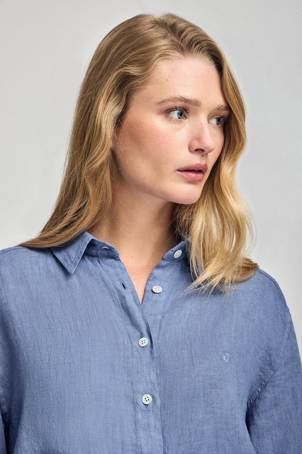 Royal-blue garment-dye linen shirt with embroidered monogram - Image 3