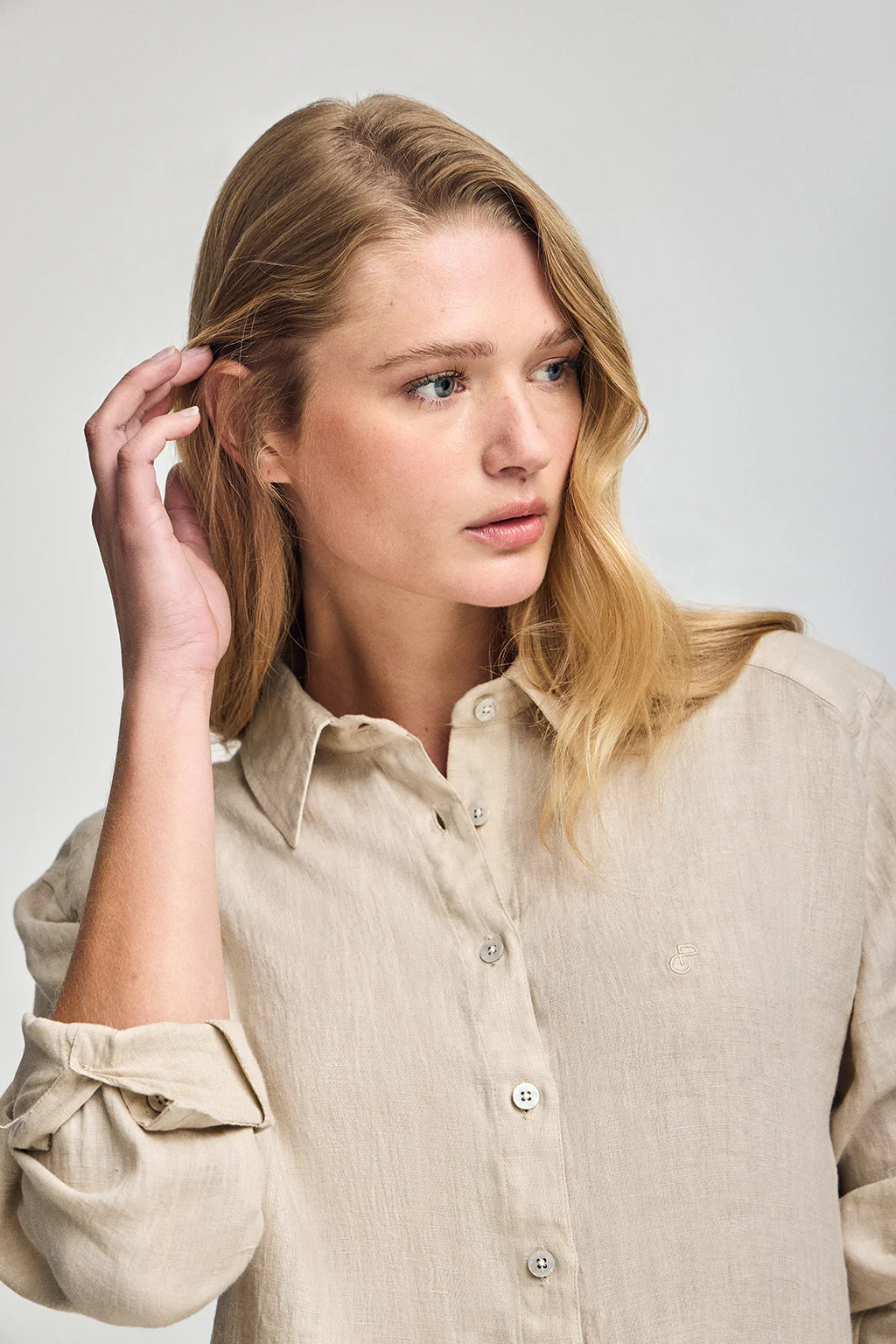 Sandy garment-dye linen shirt with embroidered monogram - Image 3