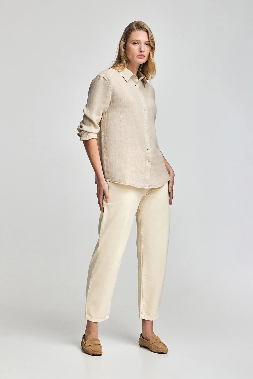 Sandy garment-dye linen shirt with embroidered monogram - Image 4