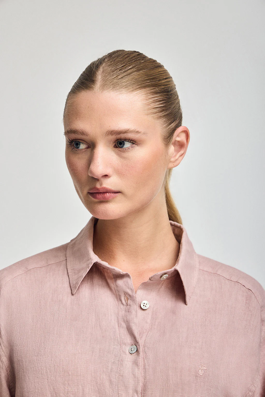 Pink-taupe garment-dye linen shirt with embroidered monogram - Image 3
