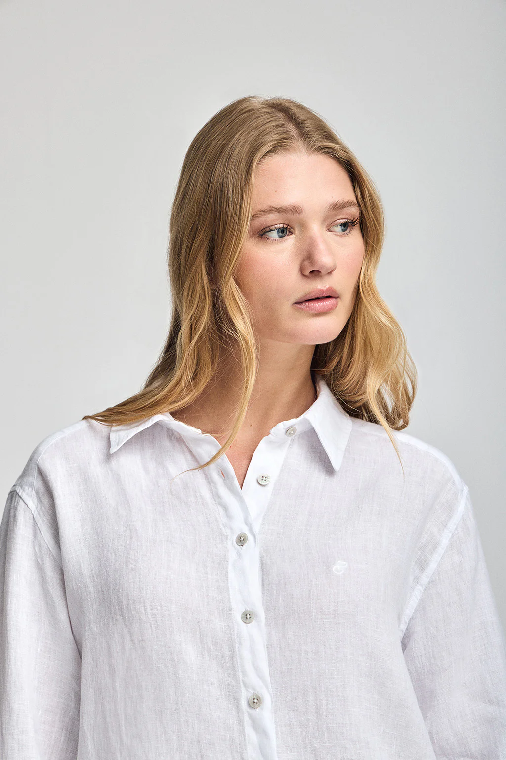 White garment-dye linen shirt with embroidered monogram - Image 3