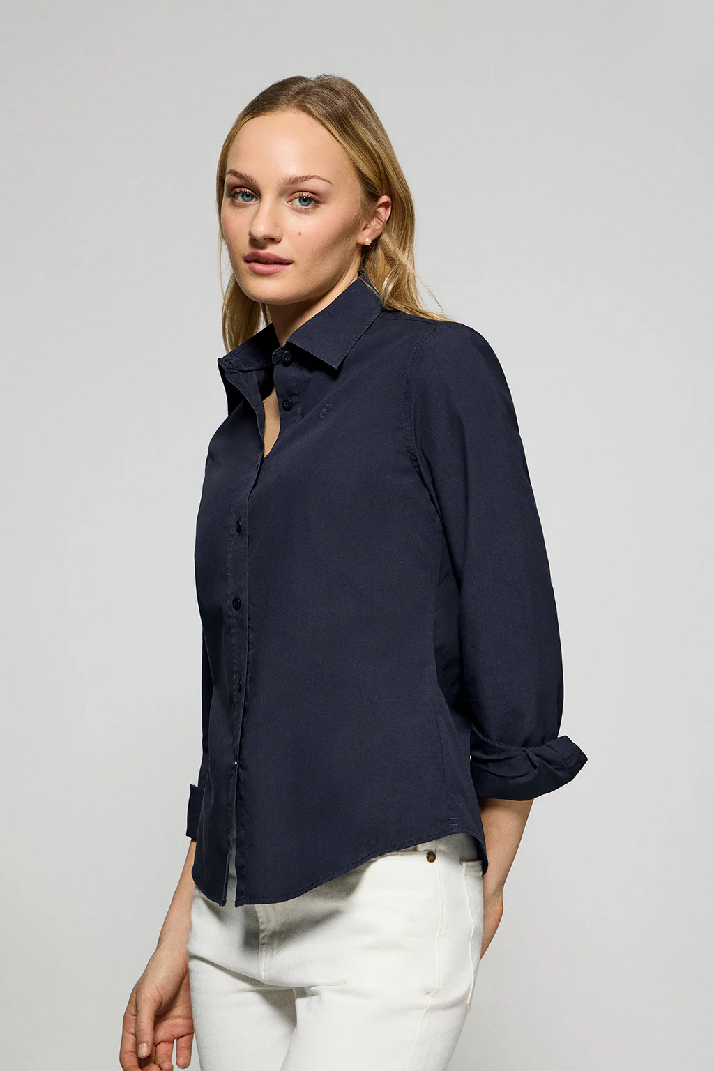 Navy-blue garment-dye poplin shirt with embroidered logo