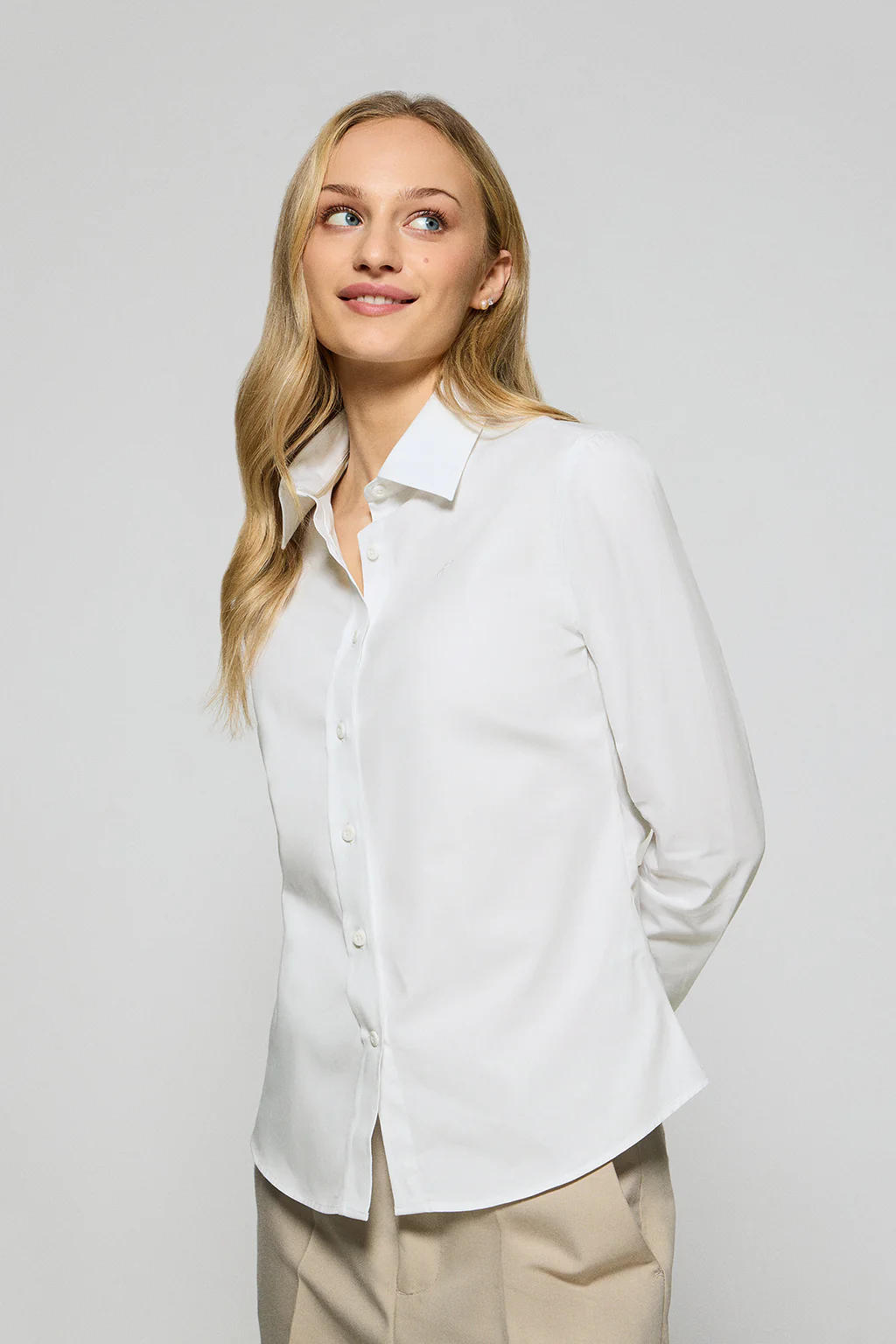 White garment-dye poplin shirt with embroidered logo