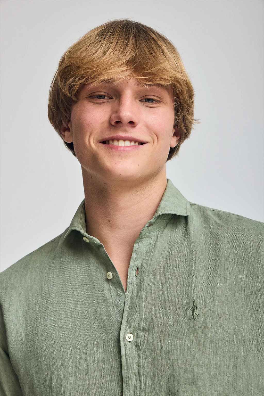 Army-green garment-dye linen shirt with Rigby Best embroidery - Image 3