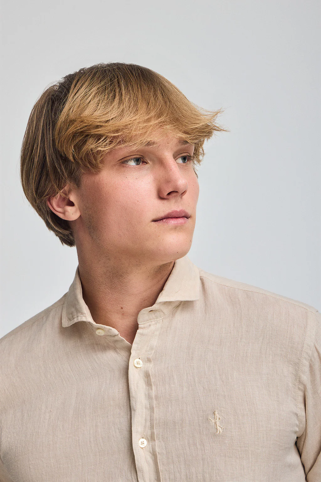 Sandy garment-dye linen shirt with Rigby Best embroidery - Image 3