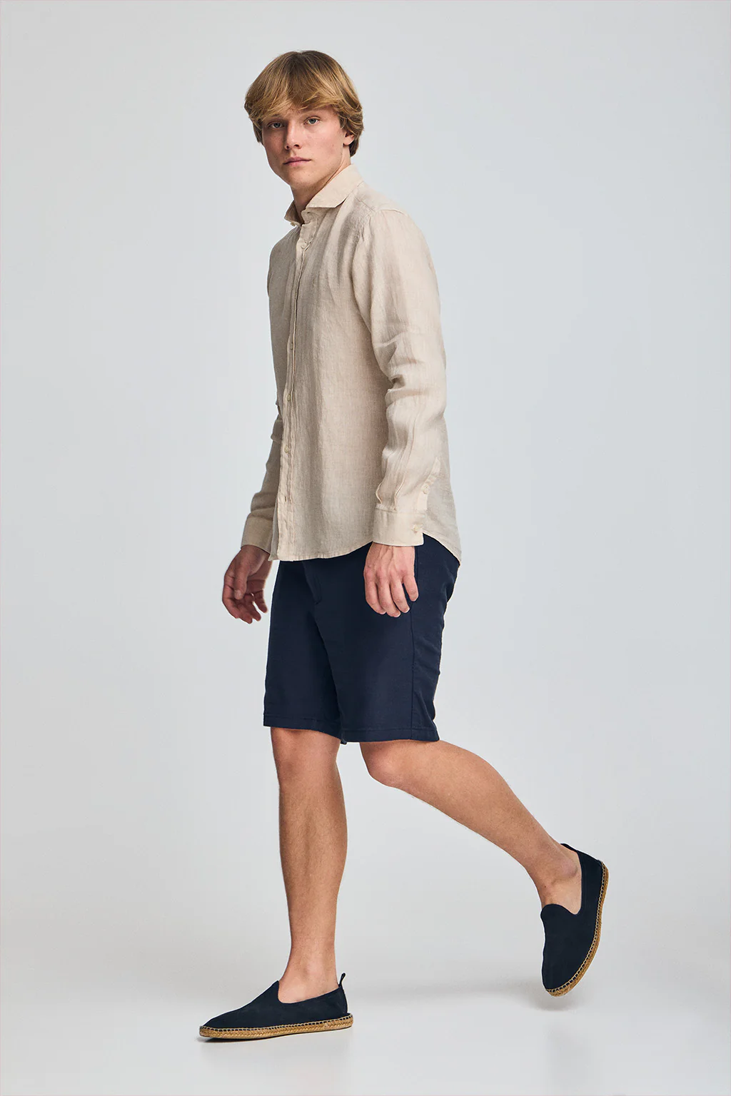 Sandy garment-dye linen shirt with Rigby Best embroidery - Image 4