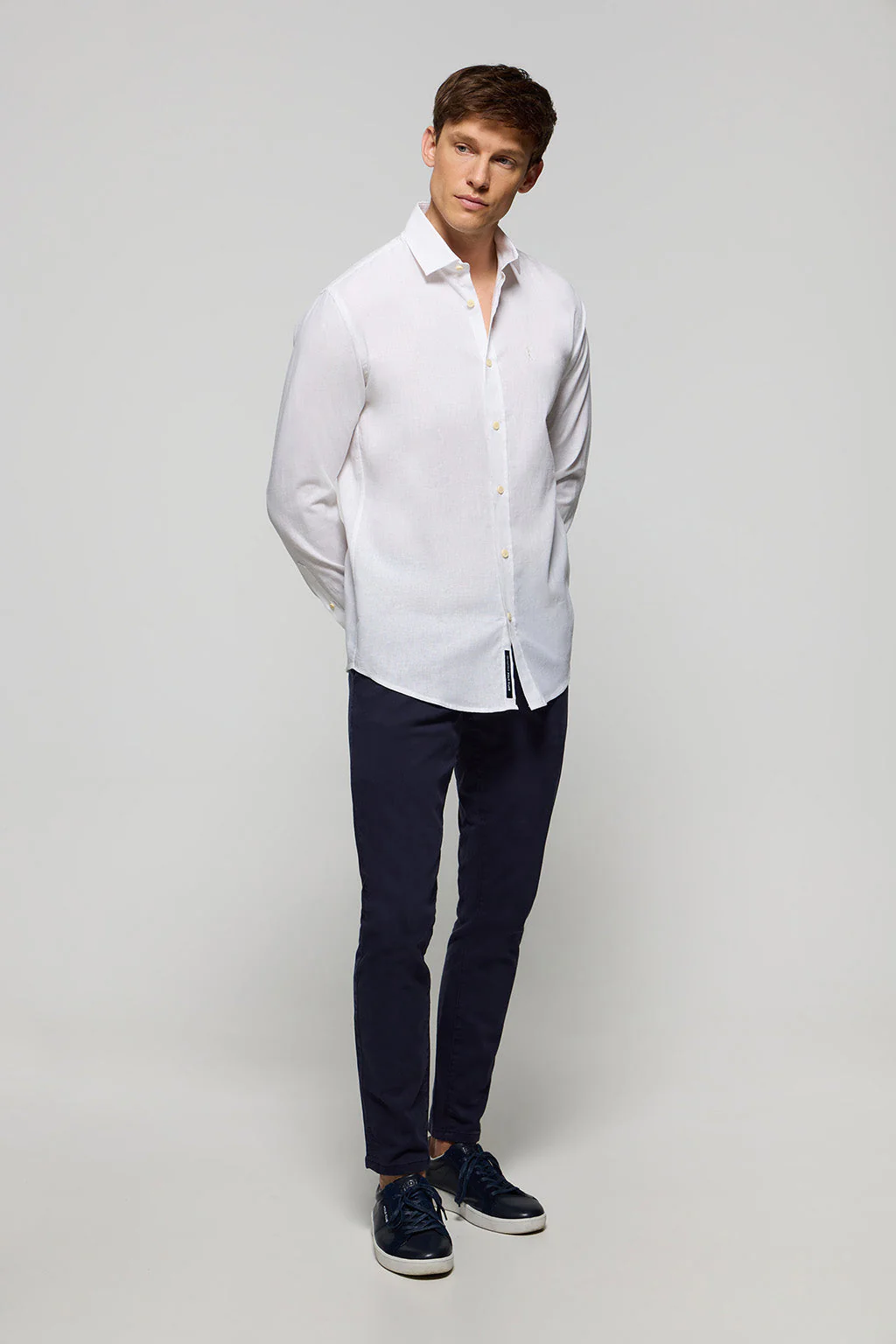 White linen and cotton shirt with Rigby Go logo - Image 2