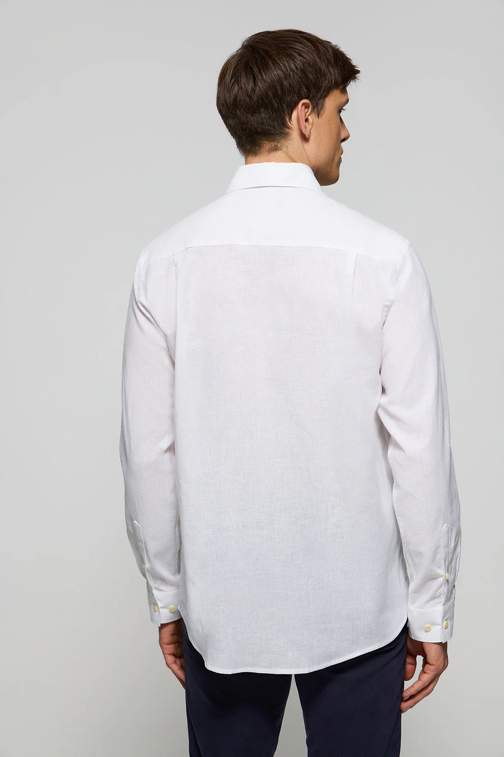 White linen and cotton shirt with Rigby Go logo - Image 4