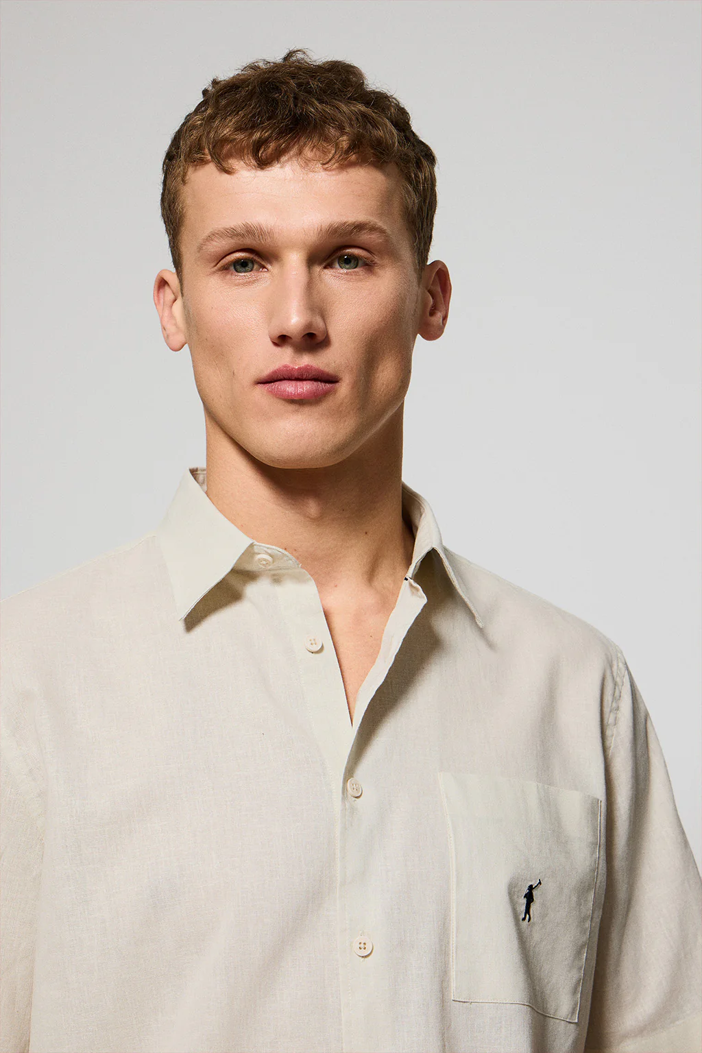 Beige short-sleeve shirt in linen and cotton with Rigby Go embroidery - Image 3