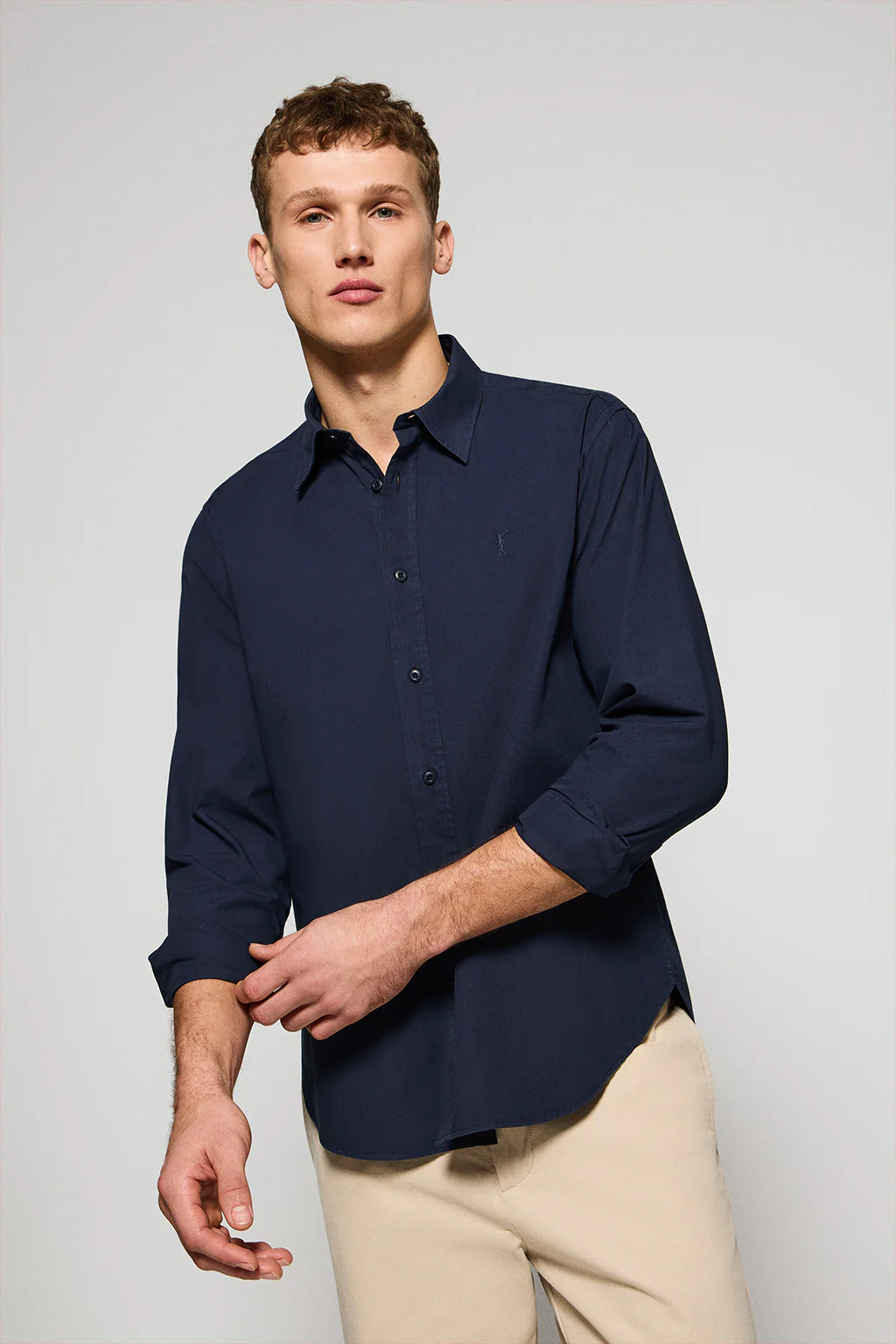 Navy-blue garment-dye poplin shirt with Rigby Go embroidery