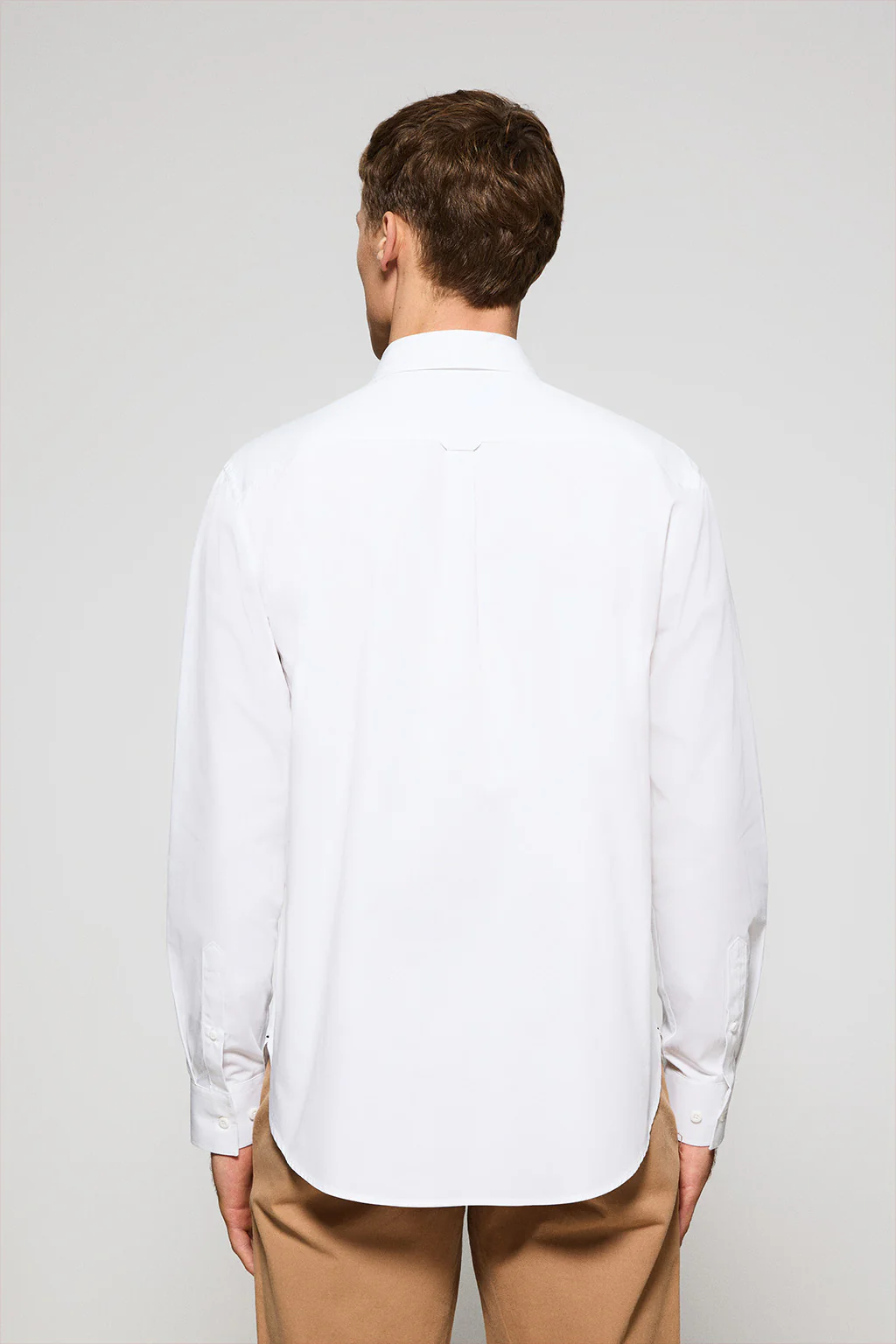 White garment-dye poplin shirt with Rigby Go embroidery - Image 2