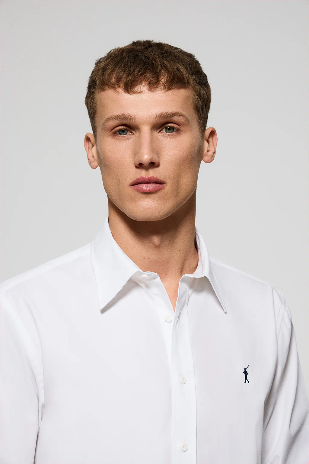White garment-dye poplin shirt with Rigby Go embroidery - Image 3