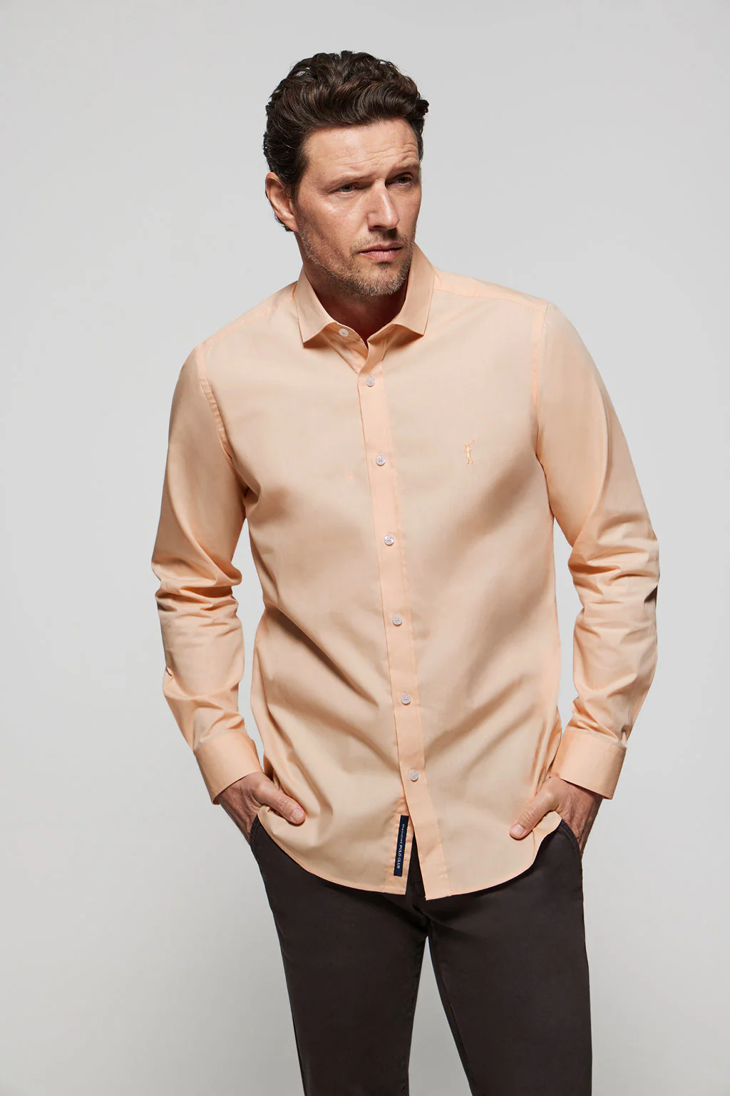 Peach slim-fit poplin shirt with Rigby Go logo - Image 3