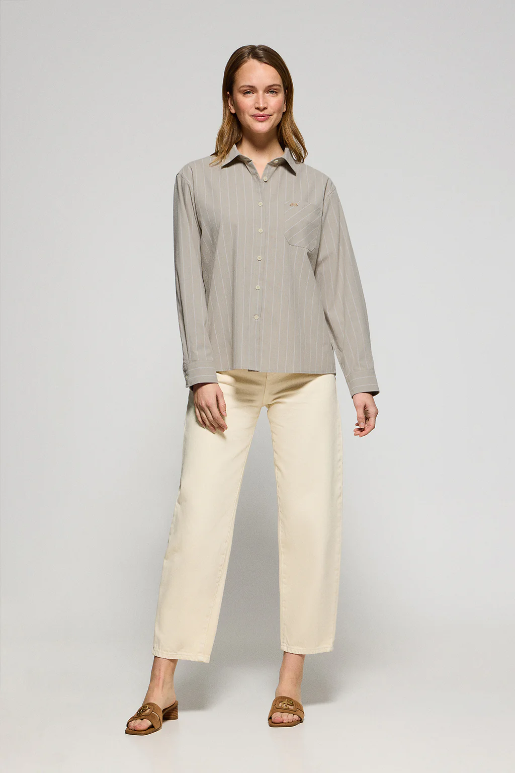 Beige loose-fit striped shirt Scarlet with pearly button - Image 4